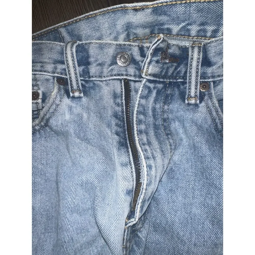 Levi's 505 straight fit jeans in a light wash finish 31Wx34L